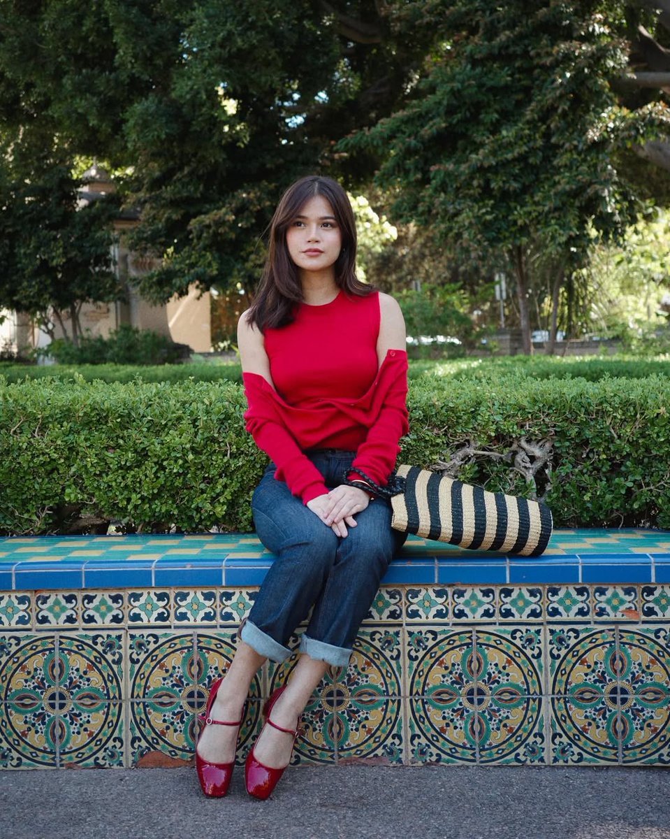 CLASSIC ❤️

Simply pretty ang aktres na si Maris Racal sa ibinahaging mga larawan sa Instagram ngayong Martes.

“Just a girl who loves film fests and red tops ❤️,” caption ng aktres.

📷: mariesteller/Instagram

#PilipinasToday
#MarisRacal