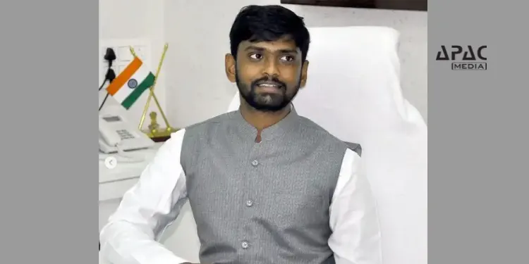 Apacnewsnetwork's tweet image. IAS G Surya Sai Praveenchand Takes Charge as JMD of AP Transco

Read - apacnewsnetwork.com/2025/10/ias-g-…

#APACMedia #JMD #APTransco #News #GSuryaSaiPraveenchand @gSuryaIAS