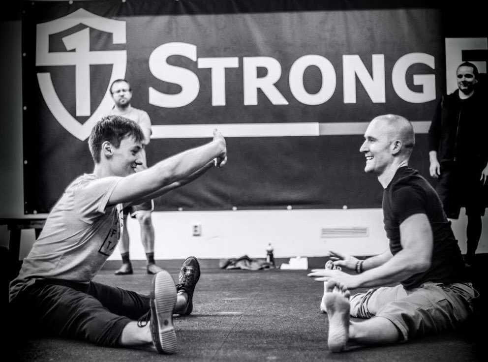 Key Stretching Principles: „Prying“⁣
⁣⁣
⁣„Let’s use the example of the straddle… So what you’re trying to do is not just force your way in one direction, but you’re trying to kind of pry it and loosen up in every direction possible. ⁣
⁣⁣
⁣So let’s say that you are