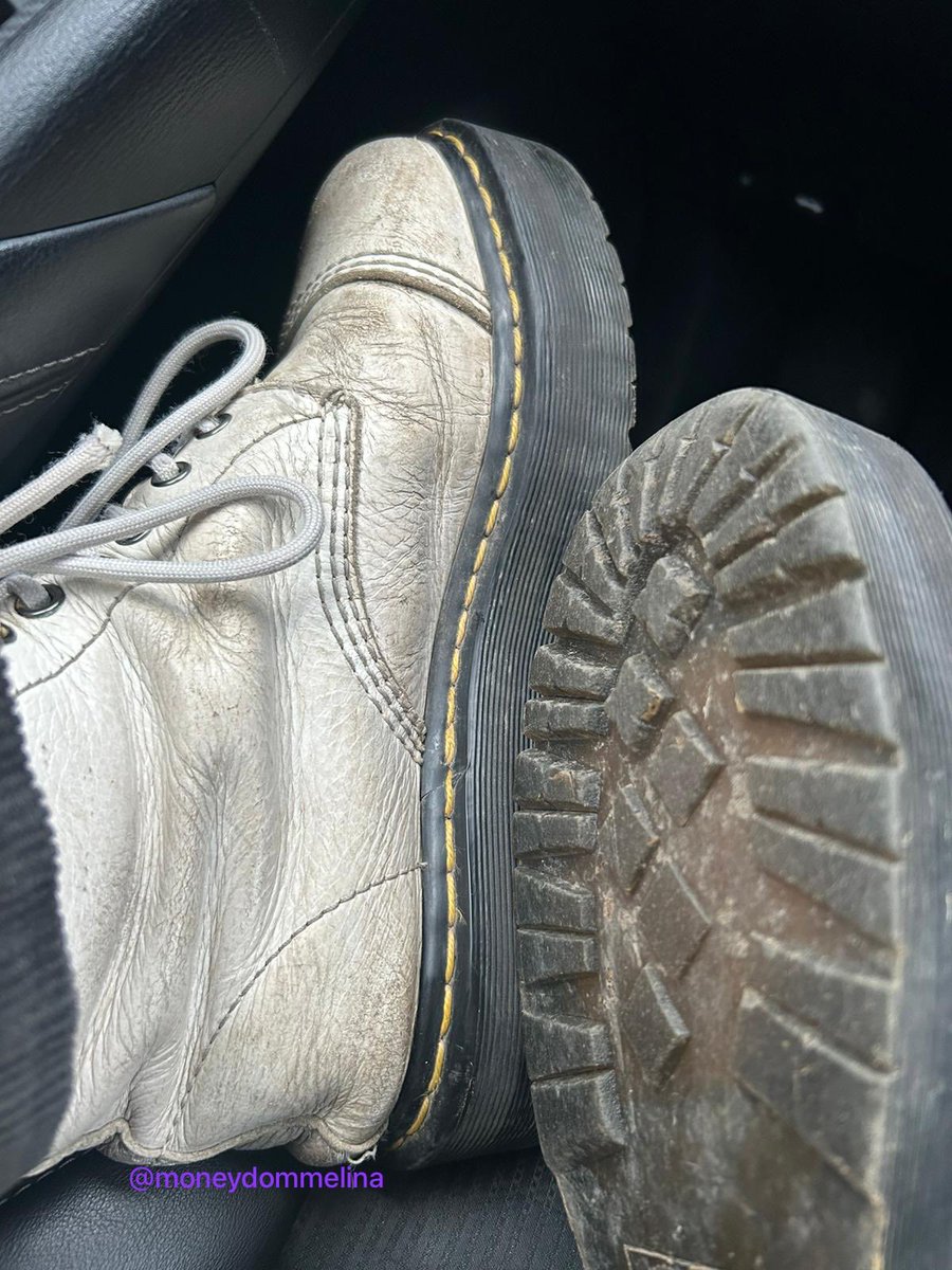 Meine docs werden von Tag zu Tag dreckiger. Perfekt für dich Loser! Dann hast du mehr zu tun 😋

Der Anblick wie du vor mir kniest macht nicht nur dich ganz verrückt 😈

Findom femdom