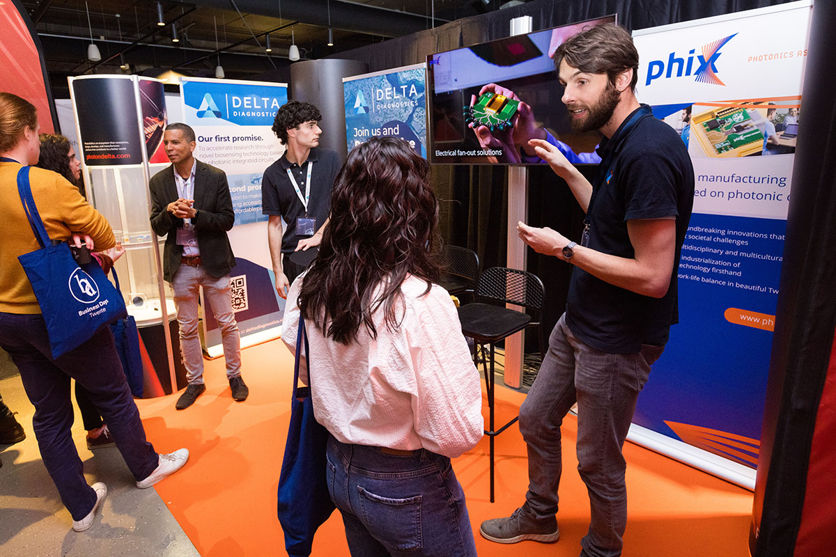 PHIX_Photonics's tweet image. Attention, internship and job seekers! Tomorrow at Talententuin Twente in Enschede, PHIX and @PhotonDelta will highlight the amazing career opportunities within the Dutch photonic chip industry. 

➤ Visitor info: talententuintwente.nl/en/

#techjobs #careerevent #photonics