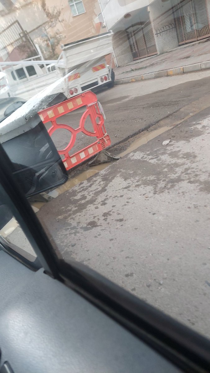 MobilyaAvci's tweet photo. Ferhatpasa  mahallesi  24 sk asvalt  yapılması geriyor yol rezillik  böyle @atasehirbld https://t.co/eQds6sWYOu