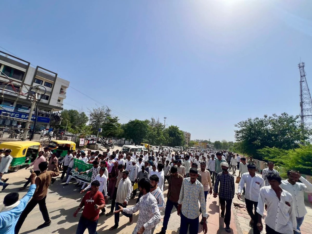 INCGujarat's tweet image. #ખેડુત_અધિકાર_રેલી
વાવ થરાદ અને ધરણીધર તાલુકાના અતિવૃષ્ટિ અને પૂરને કારણે થયેલ જમીન ધોવાણ તથા પાકના નુકસાન ને ૧ મહિના કરતા વધારે સમય થયો હોવા છતાં ખેડુતોને જે સહાય સરકાર દ્વારા જાહેર કરવામાં નથી આવી ધણા બધા ગામોમાં ઘરવખરી અને કેશડોલના વિતરણમાં અન્યાય કરવામાં આવ્યો છે તેના…