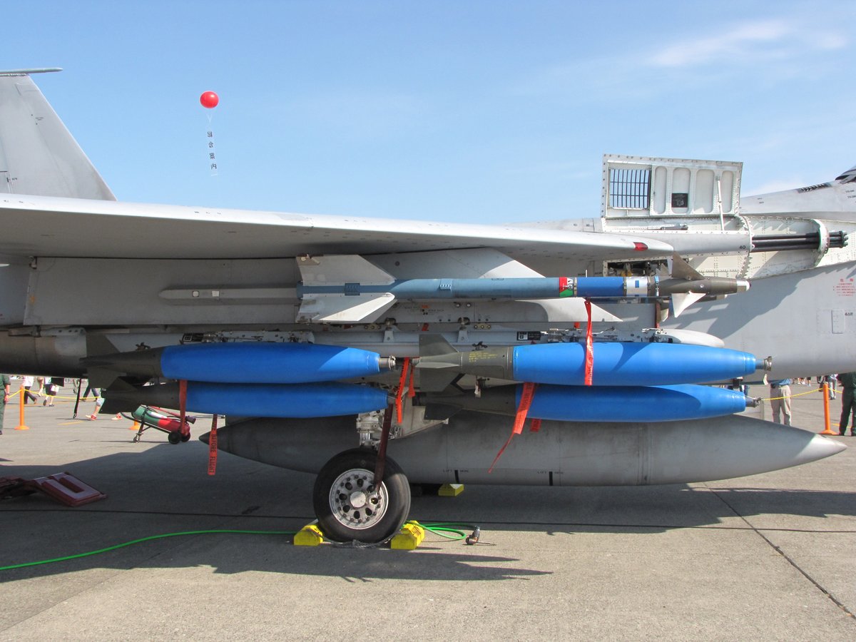 N682G's tweet photo. 岐阜基地航空祭でF-15Jに爆弾積めるかと言う話で・・・以前は訓練弾搭載で展示よくしてましたね。 https://t.co/xUJQGWTyXq