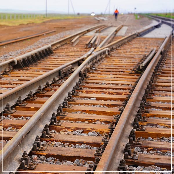 Багахангай өртөөнөөс Хөшигийн өртөө хүртэл ухмал байгуулах ажил 95 хувьтай үргэлжилж байна

Улаанбаатар хотын авто замын түгжрэл, агаарын бохирдлыг бууруулахад чиглэсэн 24 мега төслийн нэгээр “Багахангай-Хүннү хот чиглэлийн салбар төмөр зам төсөл”-ийг хэрэгжүүлж буй. Төслийн