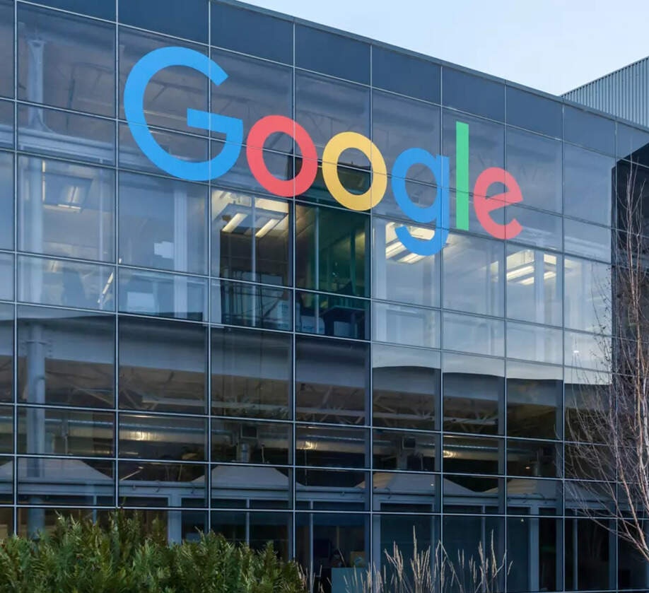 beatsinbrief's tweet image. 🚨 BREAKING: 

&amp;gt; Google announces it&apos;s biggest investment outside the US in India. 🇮🇳
&amp;gt; This will be a $15B investment in Visakhapatnam for new gigawatt-scale AI hub.
&amp;gt; Vizag to become Google&apos;s 3rd international connectivity hub. 
&amp;gt; This hub will house data locally for compliance…