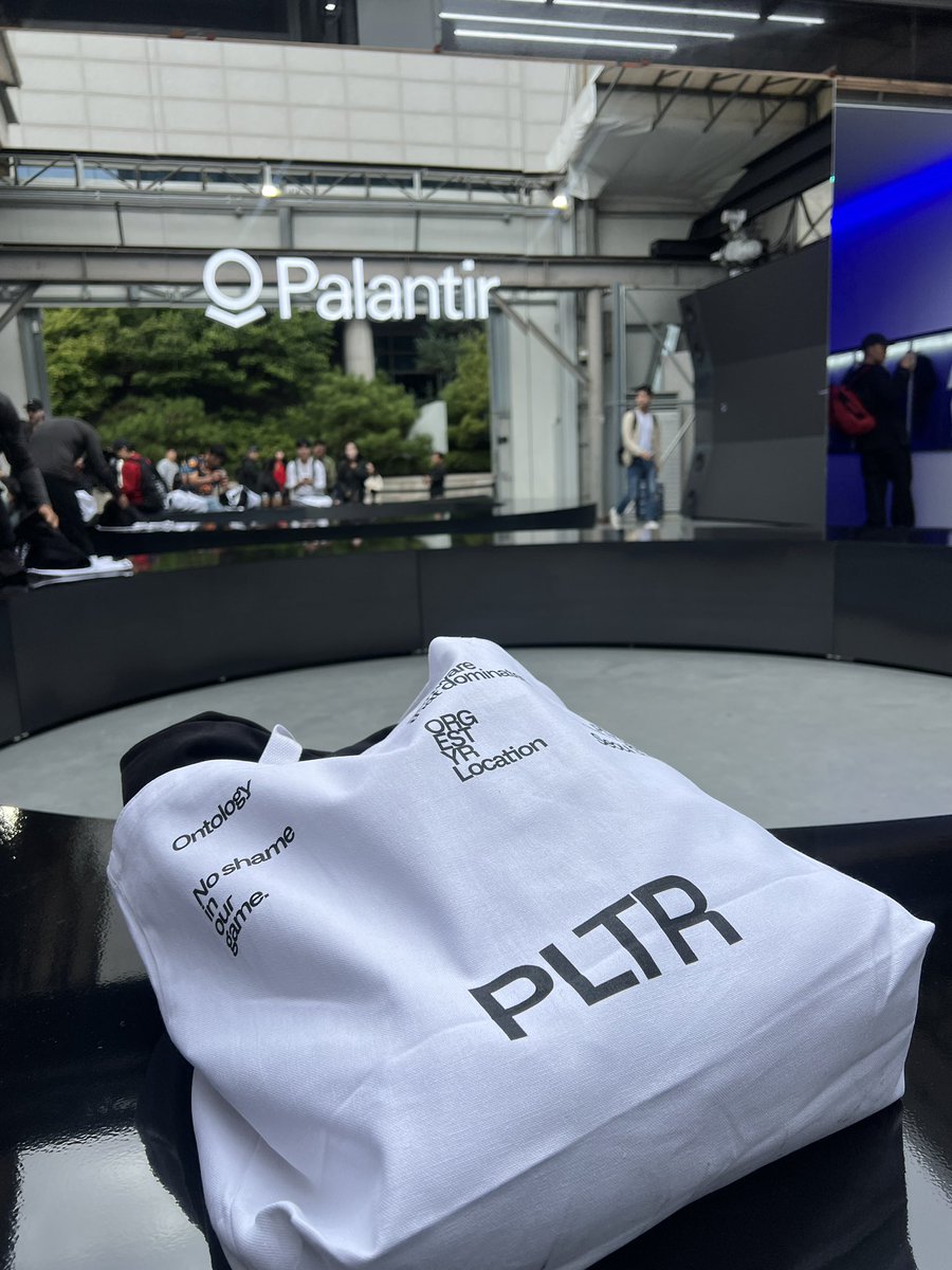 PIF_SPACE_JC's tweet image. 난 팝업스토어와 거리가 먼 사람이다.
그런데 팔란티어 @PalantirTech 는 내 인생의 전환점이 되어 준 회사다. 

2018년 카페를 열었다.
열심히 했다. 사업이 잘 되가기 시작했다.

대출 받아 사업을 확장한 2020년 초.
딱 두 달 후에 망할 위기에 놓였다.
그놈의 코로나 5단계. 2인 “이상” 카페나…