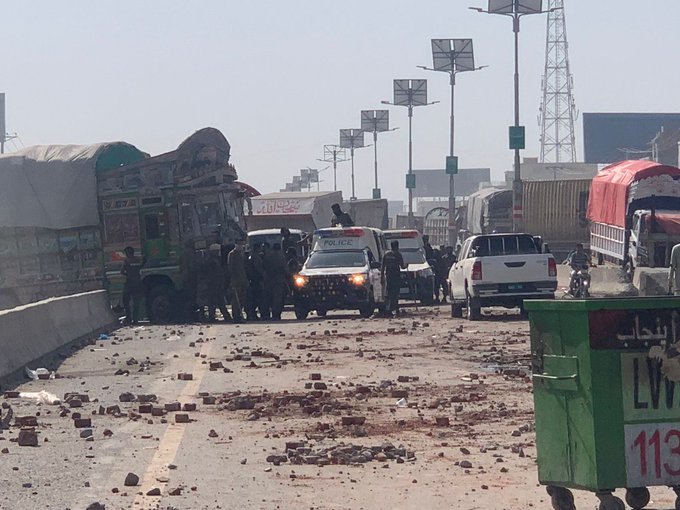 SanaKhan1352492's tweet image. Residents describe the aftermath as “a ghost town.” Streets empty, shops burned, smoke still rising. Fear has replaced faith.
#PakistanCrisis #MuridkeProtest #SaadRizvi #cmkpsohailafridi
#پاکستان_بن_گیاغزہ