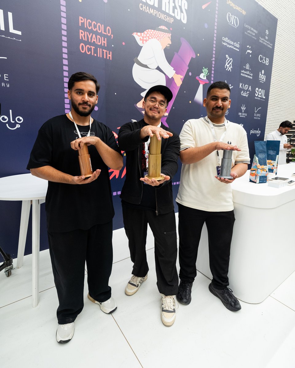 سعدنا في محامص بيكولو باستضافة بطولة السعودية للإيروبريس 2025 في مقرنا، وسط أجواء مليئة بالحماس والمنافسة بين 24 متسابقًا من مختلف مناطق المملكة، وبحضور جماهيري جمع محبي القهوة والداعمين.

انطلقت الفعالية الساعة الرابعة مساءً بتعليق المبدع صفوان الربيعي، واختُتمت بلحظة التتويج