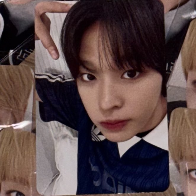 눈 귀엽게 뜨고... 고양이야?