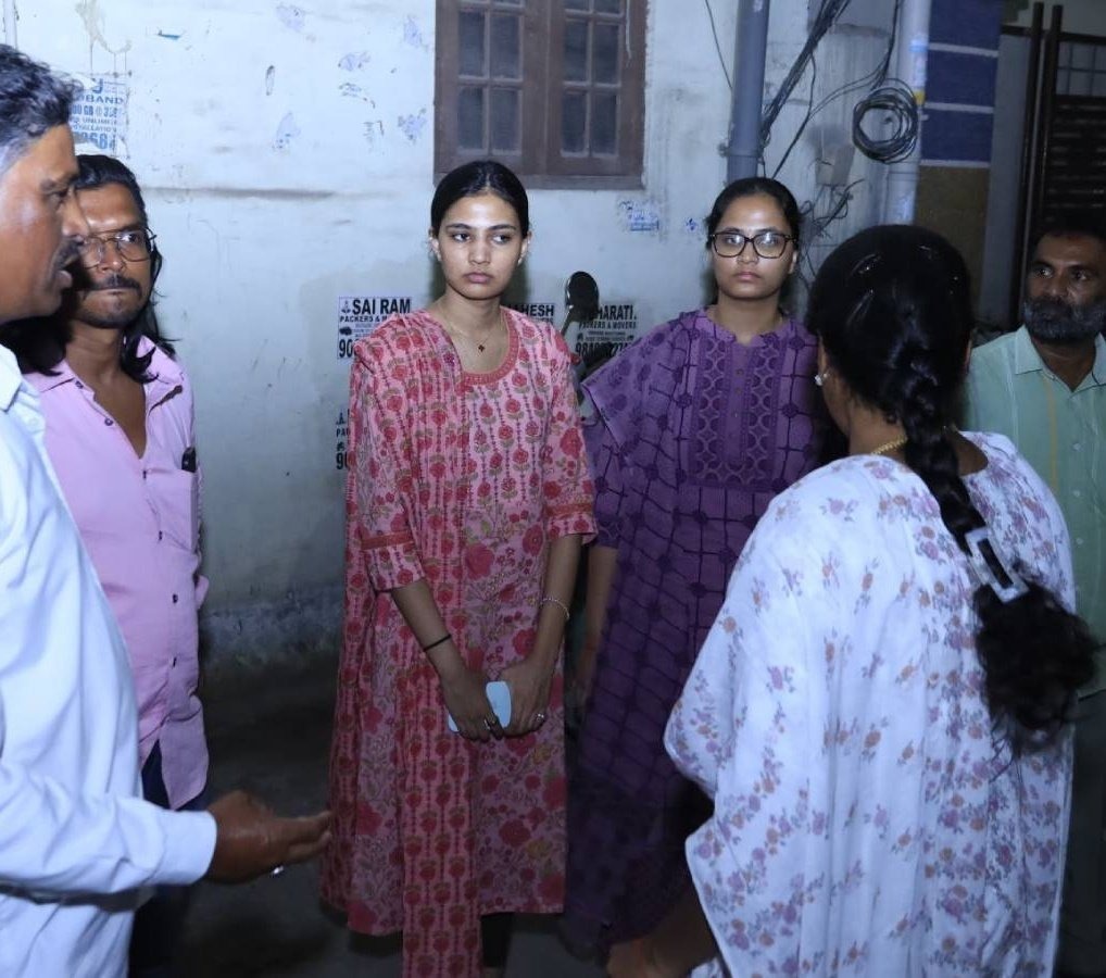NewsMeter_In's tweet image. #Hyderabad:
#ElectionCode Violation Alert – Jubilee Hills
On October 10, 2025, FST Team–3A spotted #BRS workers near #JamaMasjid Mohammadi, #Yousufguda, campaigning with #pink scarves & showing laminated FSC #Ration & #Arogyasri cards to influence #voters during #Friday…