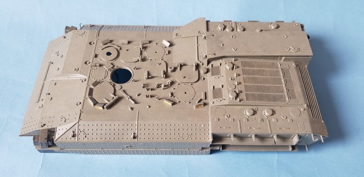 hikinon1's tweet image. 基本塗装を終え、シャドー吹きとスミ入れをしました。自己満足です。
あとは小物と、苦手な車体後部のエッチングパーツです。
#ACHZARIT
#MENGMODEL
#IDF