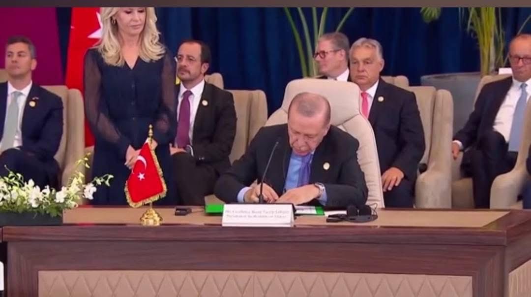 İşgalci Terörist İsrail medyası;

“Erdoğan’ın ısrarla söylediği, 
dün Ayasofya, bugün Emevi camii, yarın Aksa.” 
sadece bir söylem değil eylem planıdır.

Ne sanmıştınız ki😎