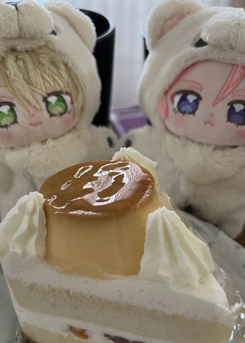 _589hk's tweet photo. 誕プレとしてきてくれた2人と夢のようなお誕生日ケーキ🍮🍰
誕生日おめでとうわたし！！！！！

#いつぬいが見られるタグ https://t.co/VhK0x3Q2EM