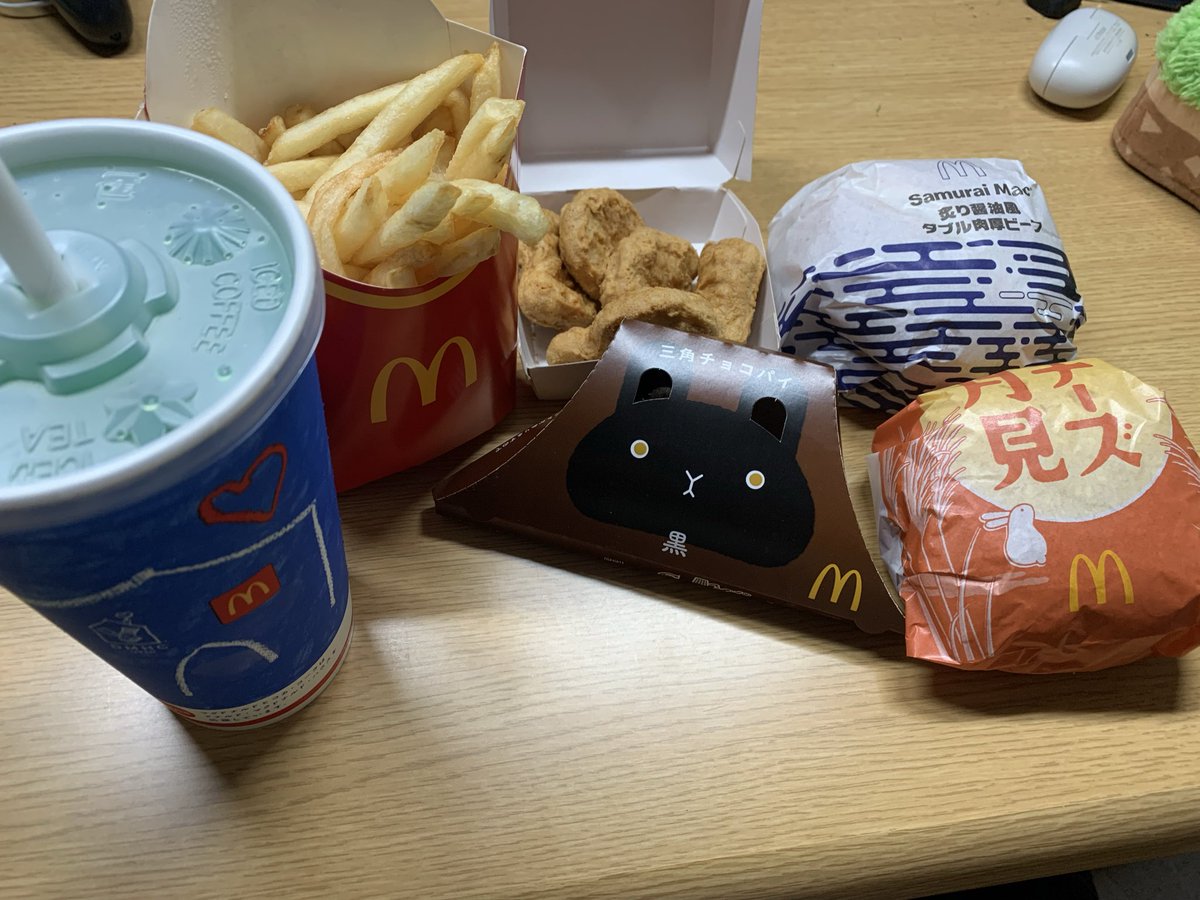 がこおわ！昼飯足りなかったからマック行ってきた✌️てか雨えぐい☔️∪︎･ω･∪︎