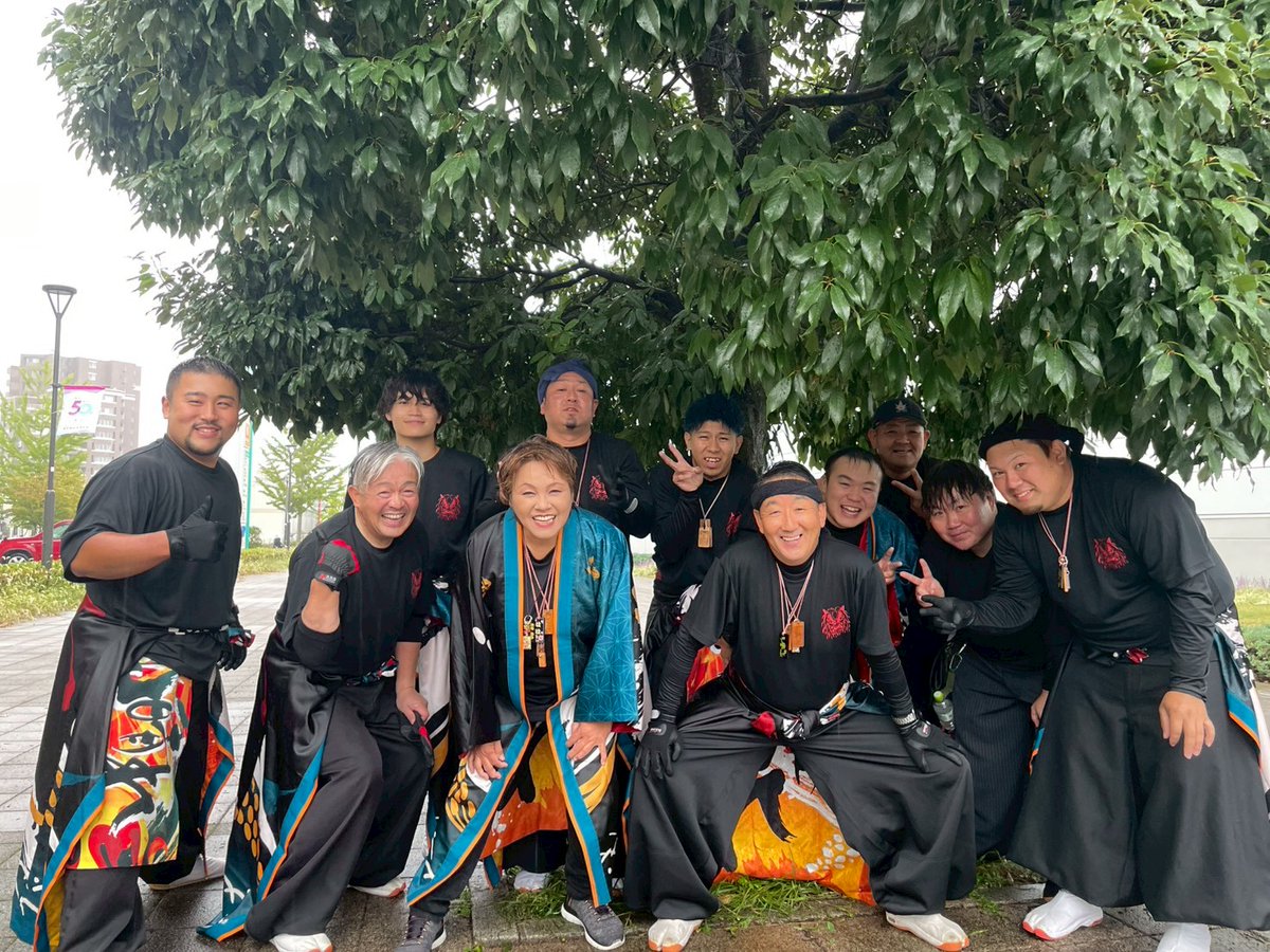 どしゃ降りの雨の中、びしょ濡れの旗を何事も無かったかのようにキレイに振りきった旗組！お疲れさま😊
やっぱりウチの旗が最高にカッコいいわ✨
ごほうびにアイス買ってあげます🍦