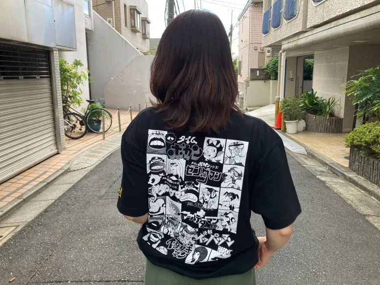 タツノコプロの看板タイトルと言えばご存じ「タイムボカンシリーズ」！
今回は第2弾として悪玉大集結のTシャツを！
見て着て楽しむタツノコの歴史、是非手に取って思い出に浸ってくれ！！！

3BAD MEN/タイムボカンシリーズ悪玉ヒストリー（ブラック）
amazon.co.jp/dp/B0FRMVGLTL

✅大阪店LINE ：
