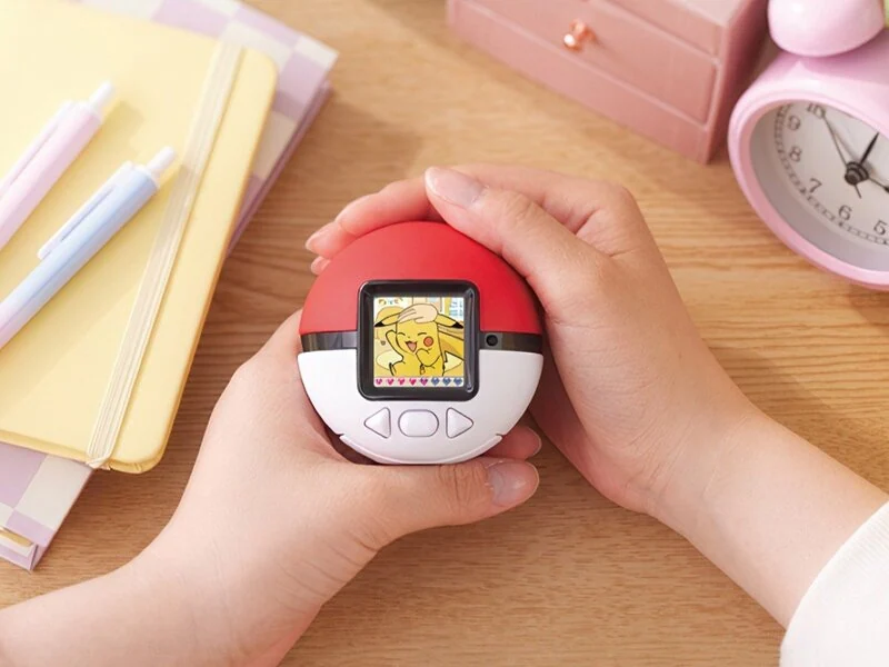 ⚡ A Pokémon Company revelou a Poké-nade Monster Ball, uma Pokébola digital criada com a Takara Tomy que permite cuidar de 157 Pokémon, lembrando o Tamagotchi clássico. O lançamento ocorre em 11 de outubro no Japão. 🎮 #Pokémon