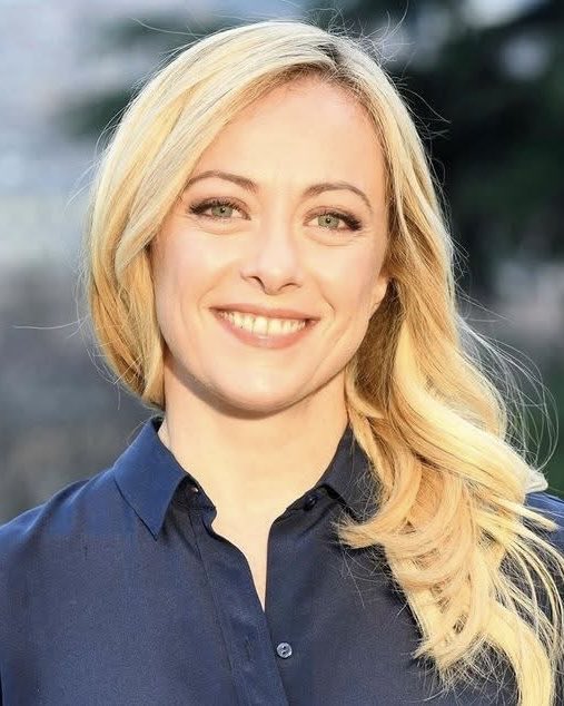 Yasmine_Khateib's tweet image. في أوروبا والدول المتحضرة، لا تفقد المرأة احترام الناس لعقلها، لمجرد إنها (ست حلوة)!
وإذا تحدثت في السياسة أو الفلسفة أو كرة القدم، لا يقال لها.. خليكي انتي في المرايا.. وانتي إيه فهمك يا بقرة.. ع المطبخ.. إلخ