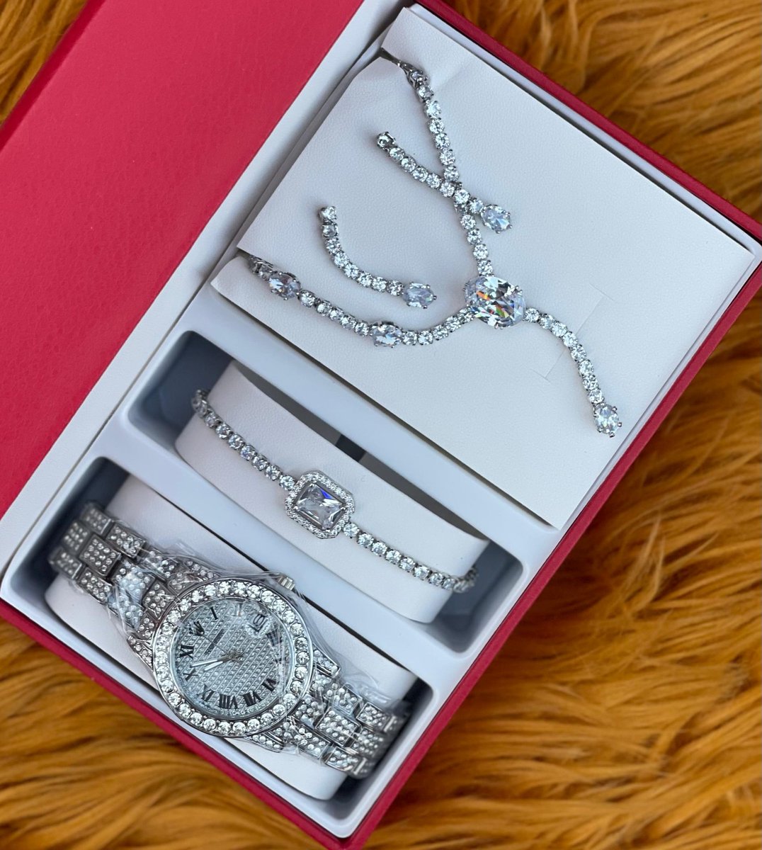 Becksjane26's tweet image. We're open guys 🤲🏻🙏🏻
What are you ordering from our store today?
Stone Jewelry set for ladies
Wristwatch, bracelet, earrings and necklace
Price 🔖34,000
Comes boxed exactly as seen ✅
Send a DM or click link in bio to order.
Location: Lokoja, Kogi state. We deliver nationwide