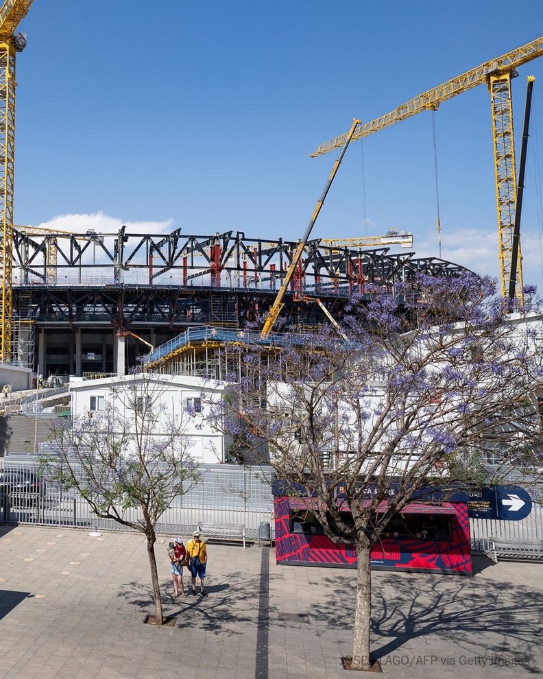 TouchlineX's tweet image. 🚨😳 Barça's return to the Spotify Canp Nou has been delayed for nearly a year. Limak, the turkish company with the renovation contract, won the contract despite being rated the lowest by Barça's technical experts. 

They received the lowest technical score, but the club deemed…