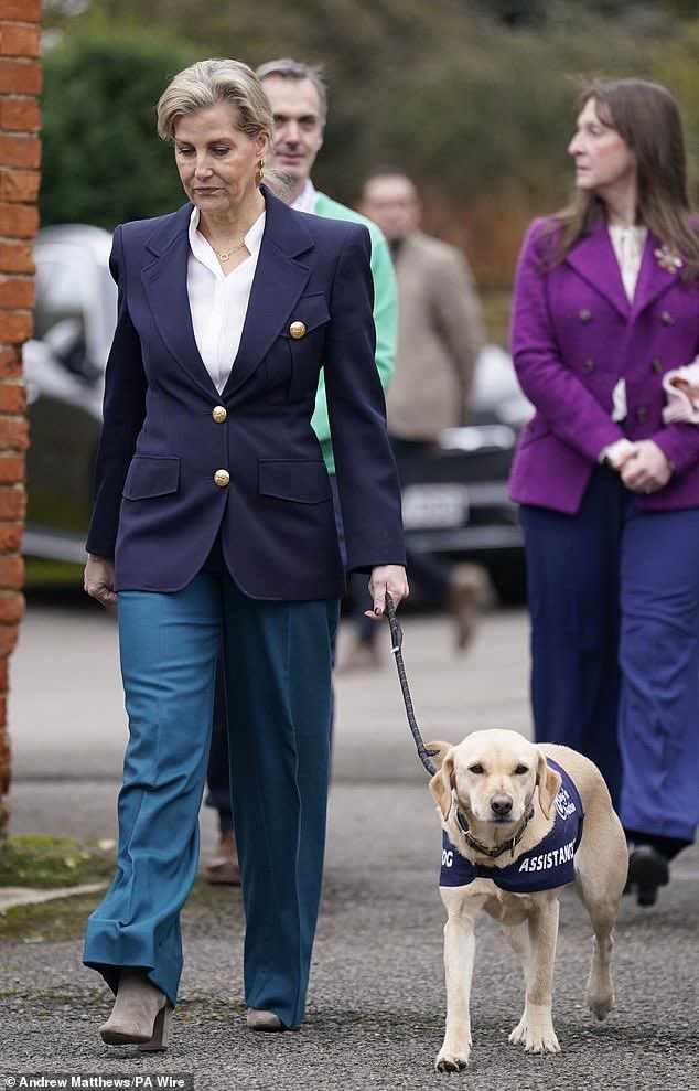 servingsophie's tweet image. Good morning! 🌞 Start your day with a smile—check out HRH The Duchess of Edinburgh with a Guide Dogs UK pup from her October 2024 Reading visit. 🐶✨ #RoyalPaws #GuideDogs #GoodMorning #HRHTheDuchessofEdinburgh