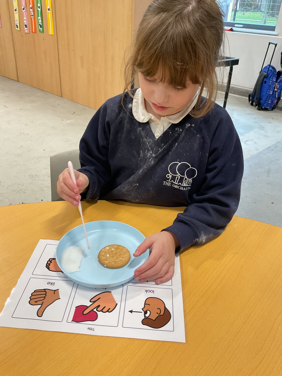 Orchards_School's tweet image. Meadows 3  practiced their spreading skills by decorating biscuits—a yummy reward for all their hard work. Delicious fun and learning all in one! 😋✨@brightfuturesET

#Meadows3 #BiscuitDecorating #SweetTreats #HandsOnLearning #FineMotorSkills #SchoolFun #YummyLearning
