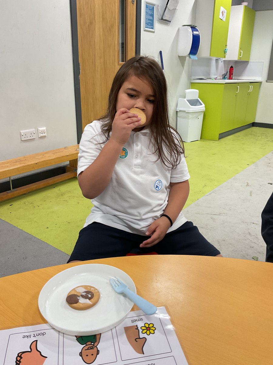 Orchards_School's tweet image. Meadows 3  practiced their spreading skills by decorating biscuits—a yummy reward for all their hard work. Delicious fun and learning all in one! 😋✨@brightfuturesET

#Meadows3 #BiscuitDecorating #SweetTreats #HandsOnLearning #FineMotorSkills #SchoolFun #YummyLearning