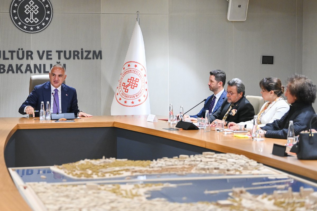MehmetNuriErsoy's tweet photo. Türkiye Kültür Yolu Festivali kapsamında Cumhurbaşkanlığı Tarım ve Gıda Politikaları Kurulu üyesi ve Tüm Restoran ve Turizmciler Derneği Başkanı Ramazan Bingöl ve değerli şeflerimizle birlikte Türk Mutfağı alanında verimli bir toplantı gerçekleştirdik.

Festivallerimizin gastronomi ayağını güçlendirerek katılımcılara unutulmaz lezzet deneyimleri sunmak için çalışmalarımıza aralıksız devam ediyoruz.

Ülkemizin lezzet yolculuğuna değer katan bu iş birliği için kendilerine teşekkür ediyorum.