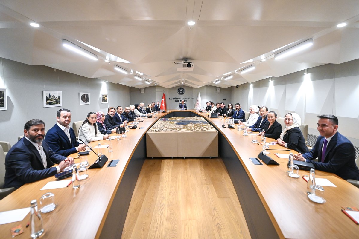 MehmetNuriErsoy's tweet photo. Türkiye Kültür Yolu Festivali kapsamında Cumhurbaşkanlığı Tarım ve Gıda Politikaları Kurulu üyesi ve Tüm Restoran ve Turizmciler Derneği Başkanı Ramazan Bingöl ve değerli şeflerimizle birlikte Türk Mutfağı alanında verimli bir toplantı gerçekleştirdik.

Festivallerimizin gastronomi ayağını güçlendirerek katılımcılara unutulmaz lezzet deneyimleri sunmak için çalışmalarımıza aralıksız devam ediyoruz.

Ülkemizin lezzet yolculuğuna değer katan bu iş birliği için kendilerine teşekkür ediyorum.