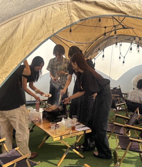 ＼内定者イベントでBBQを開催しました🍖／

青空の下、笑顔とおいしいお肉があふれる楽しい1日となりました✨ 
リラックスした雰囲気の中で、社員との交流も深まり、内定者の皆さん同士もすっかり打ち解けた様子でした。 
来春から一緒に働ける日がますます楽しみです！