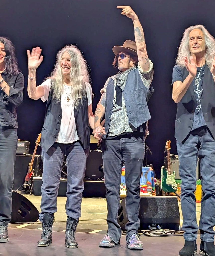 Londres 13 octobre 2025
Johnny Depp a de nouveau rejoint Patti Smith sur la scène du London Palladium 
Via IG musicman_gray 
#JohnnyDepp #PattiSmith #TeamDepp