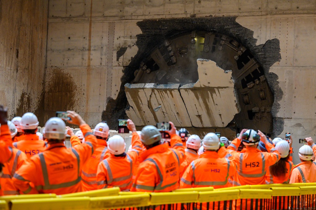 TCIndex's tweet image. HS2 celebrates final Birmingham tunnel breakthrough theconstructionindex.co.uk/news/view/hs2-… #BalfourBeattyVinci #HS2 #Midlands #Tunnel