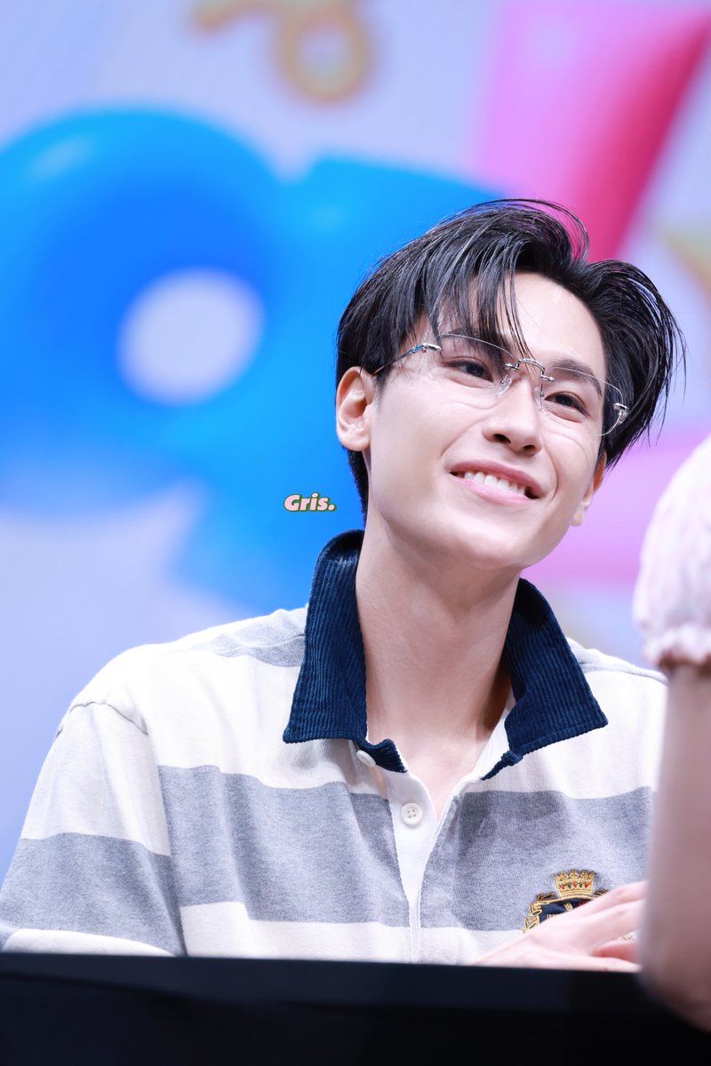 gris_for's tweet photo. ทําไมผู้ชายคนนี้ถึงใส่แว่นตาทุกแว่นได้? 🤓

JUNIORMARK FNV FANSIGN 

#GMMTVFANIVALxJuniorMark
#JuniorMark
@jnnrrs #junniorrs https://t.co/EcNDQywfBU