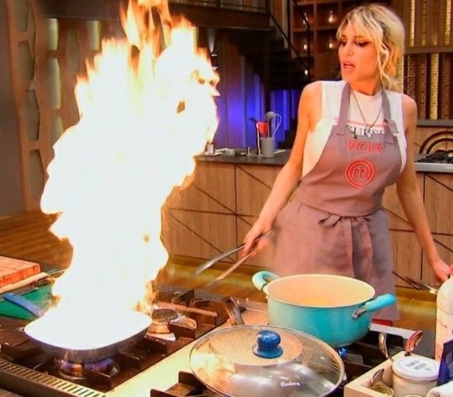 SAPPHICLEN4's tweet photo. la cultura culinaria no volvió a ser la misma después de esta icon #MasterChefCelebrity https://t.co/Tqrewp8l6N
