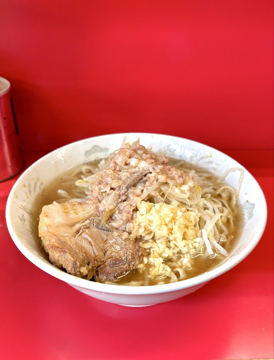 ラーメン二郎　三田本店
小ラーメン700円　ニンニクアブラ

半年振り2度目の訪問
スッキリ味スープと肉が特に美味しかったです！初訪問より2回目以降の方が美味しく感じる事多いの何でだろう
ご馳走様でした！