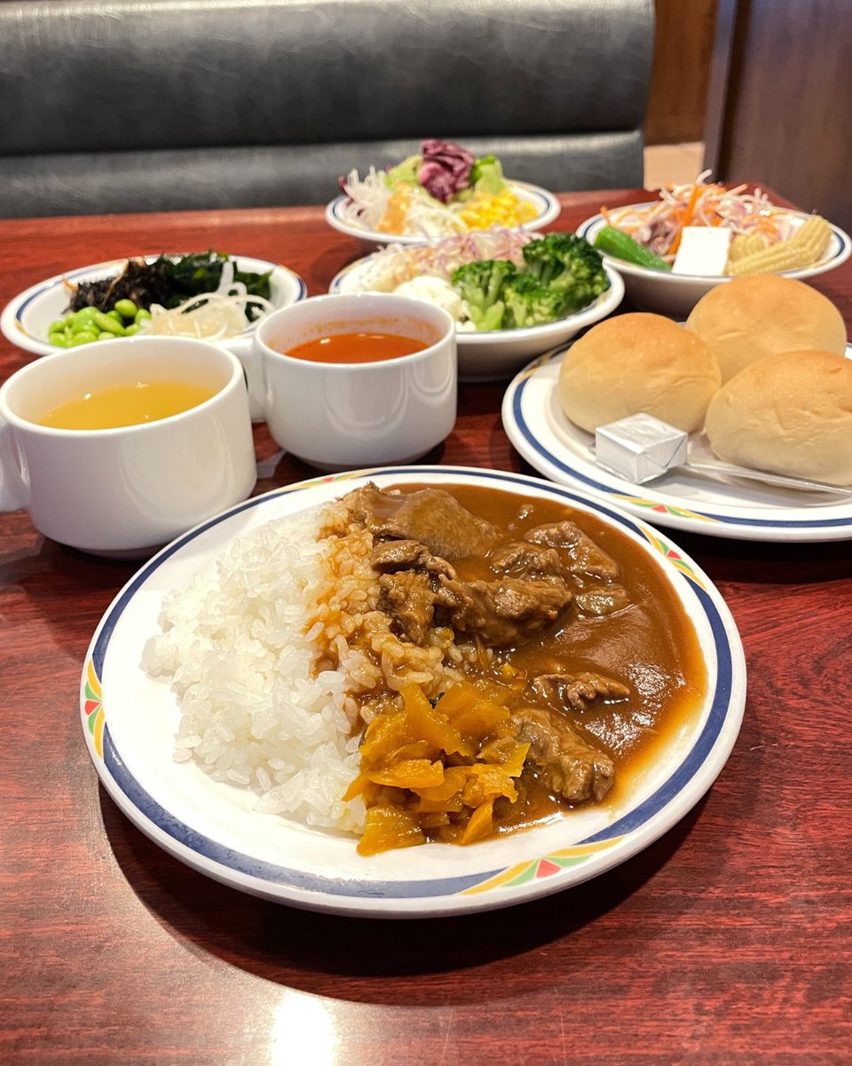 皆さん…ご存知ですか…？
ステーキガストはメインのお肉料理を注文しなくても…💡
健康サラダバーフルセットだけ注文ができるんです🥗

サラダバー、スープ、パン、ライス、カレーが
平日ランチタイムは750(税込825)円でおかわり自由🎉✨