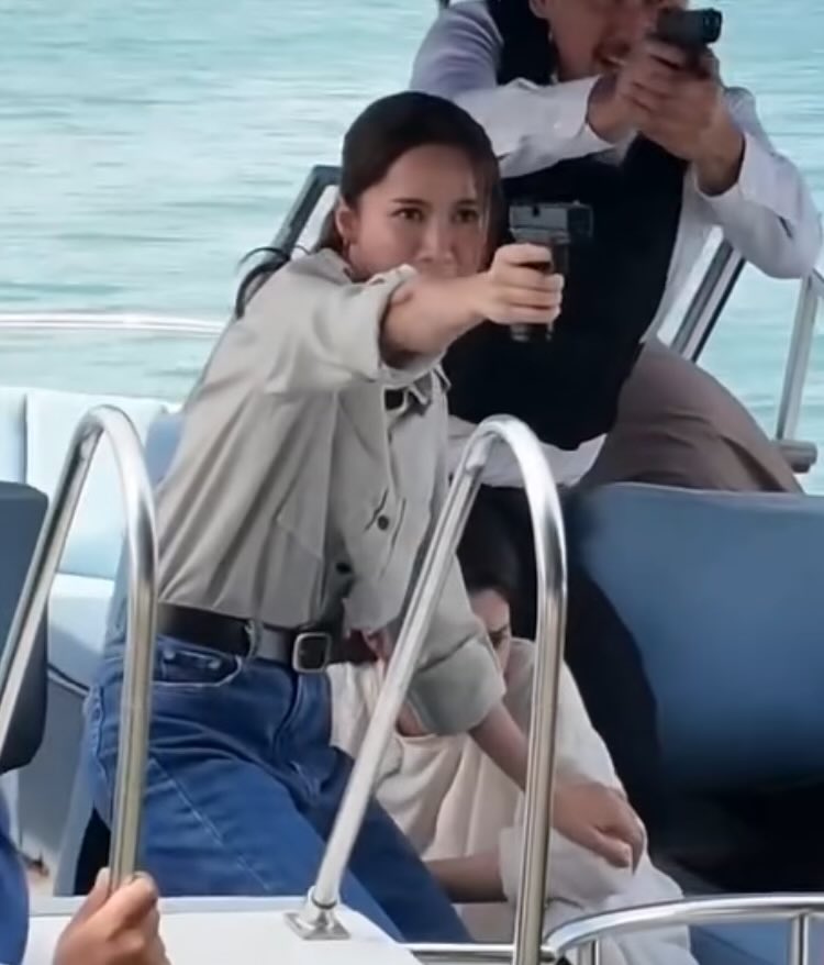 ขอโทษทีค่ะ บางทีพี่น้ำอาจจะมือไม่ว่างจับปืน 😌

THE EARTH Q11 SHOOTING
#วิวาห์ปฐพีคิว11