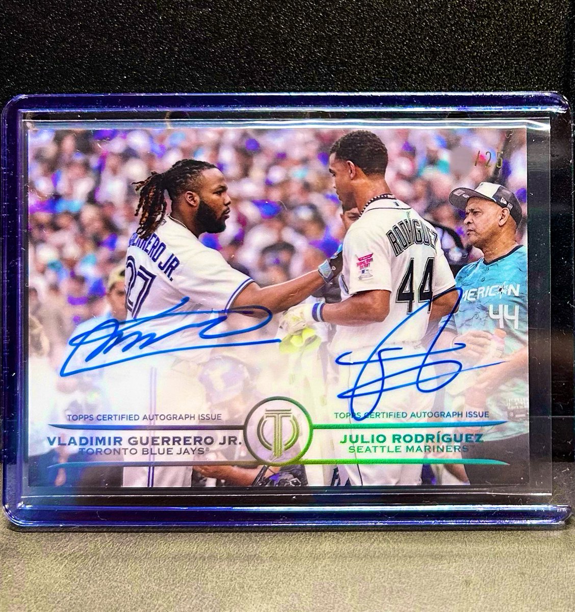 bosken11's tweet photo. 旬なカードがレデ戻りしました🤤

2025 Topps Tribute 
True to the Game Dual Autographs 
Vladimir Guerrero Jr. / Julio Rodriguez https://t.co/EGNbMjWtJf