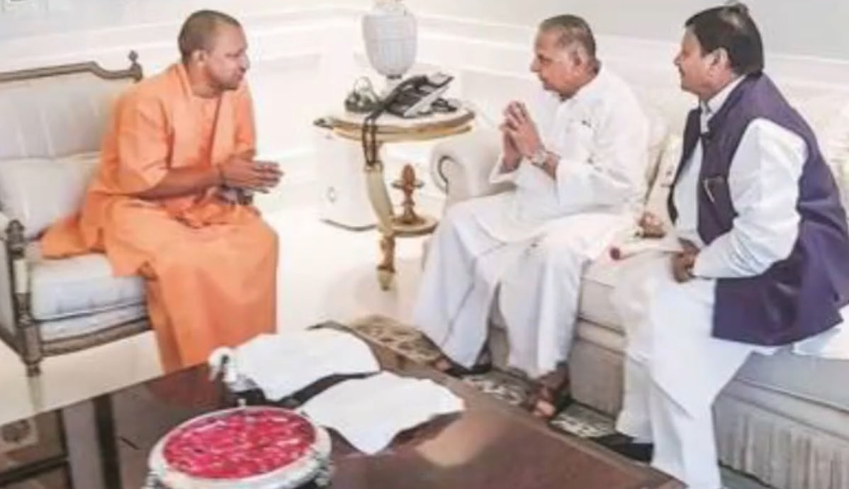 SudhinBhadoria's tweet image. ये है असली चेहरा समाजवादी पार्टी का।#बसपा को बी टीम कहने वाले समाजवादी पार्टी के नेता ख़ुद अपनी असलियत को देखें।ख़ुद शीशों के महल में रह रहे हैं,और जो परम पूज्य #बाबा_साहब व मान्यवर #कांशीराम साहब के अधूरे मिशन को आगे बढ़ा रहे उनपर हमला कर रहे।जनता सचेत और सावधान है। #जभीम_जयभारत