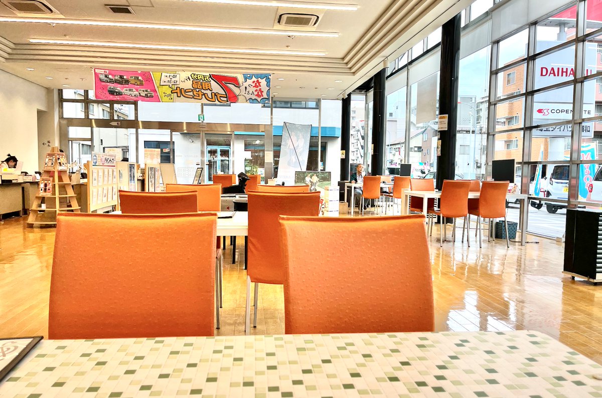 cyber_tackler's tweet photo. ダイハツでミライースを試乗してきた。

スタッフとの会話で得られた情報としては、
軽自動車ですらも7割の顧客が「残クレ」で購入しているということ。

これは驚いた＞＜ https://t.co/PGJKb4HFmX