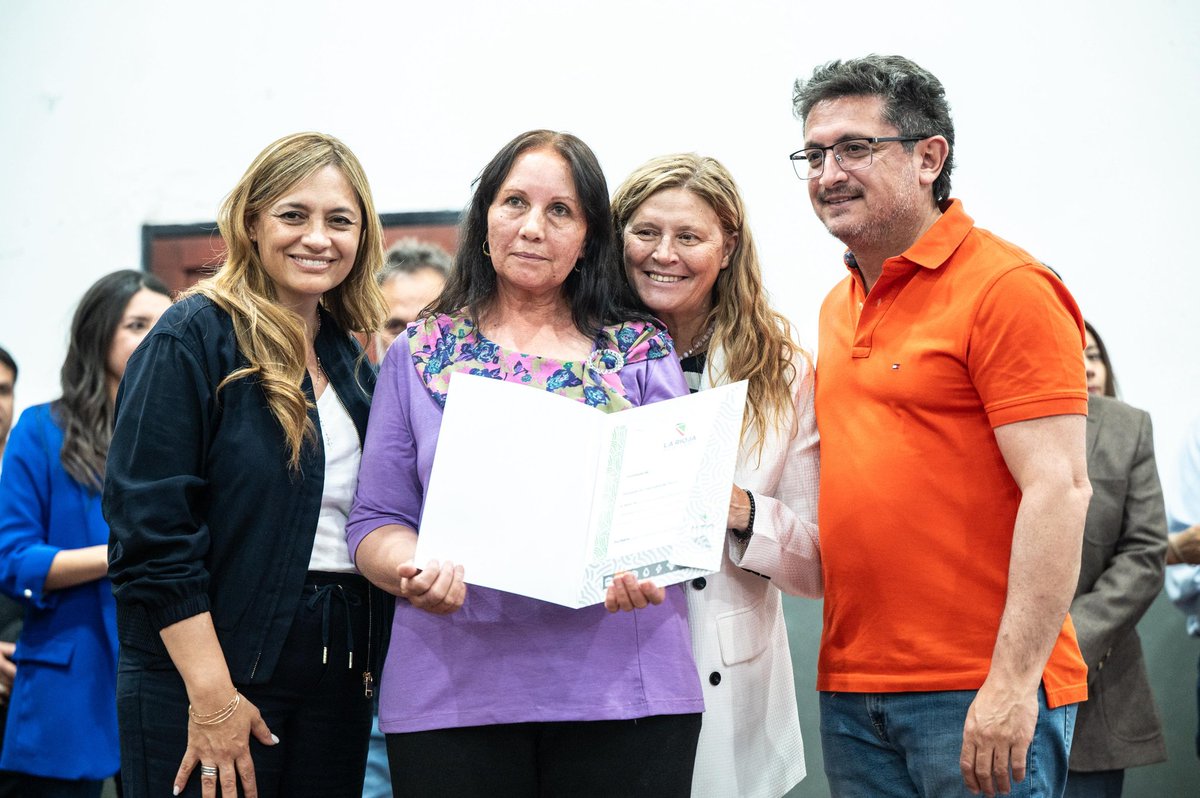 Hay momentos que marcan para siempre. ❤️

Recibir la escritura de una casa es uno de ellos, es asegurar el techo, el futuro y la tranquilidad de toda una familia.

Hoy más de 200 familias de Vichigasta y Nonogasta cumplieron ese sueño.
Y ahí está el Estado, acompañando,