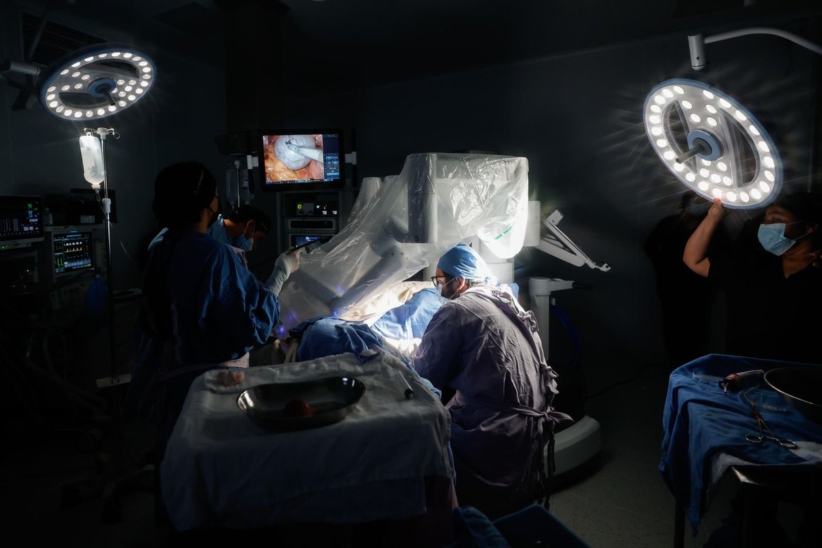 martibatres's tweet image. ¡Estrenamos otro robot quirúrgico!
Hoy dos pacientes se encuentran en recuperación tras haber sido intervenidas exitosamente el viernes pasado con el nuevo robot Da Vinci, la implementación más nueva del Hospital Regional de Alta Especialidad del @ISSSTE_mx en Torreón,…