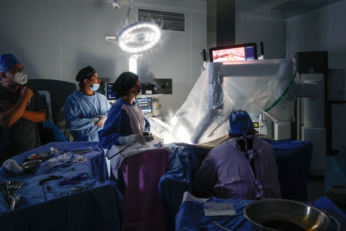martibatres's tweet image. ¡Estrenamos otro robot quirúrgico!
Hoy dos pacientes se encuentran en recuperación tras haber sido intervenidas exitosamente el viernes pasado con el nuevo robot Da Vinci, la implementación más nueva del Hospital Regional de Alta Especialidad del @ISSSTE_mx en Torreón,…