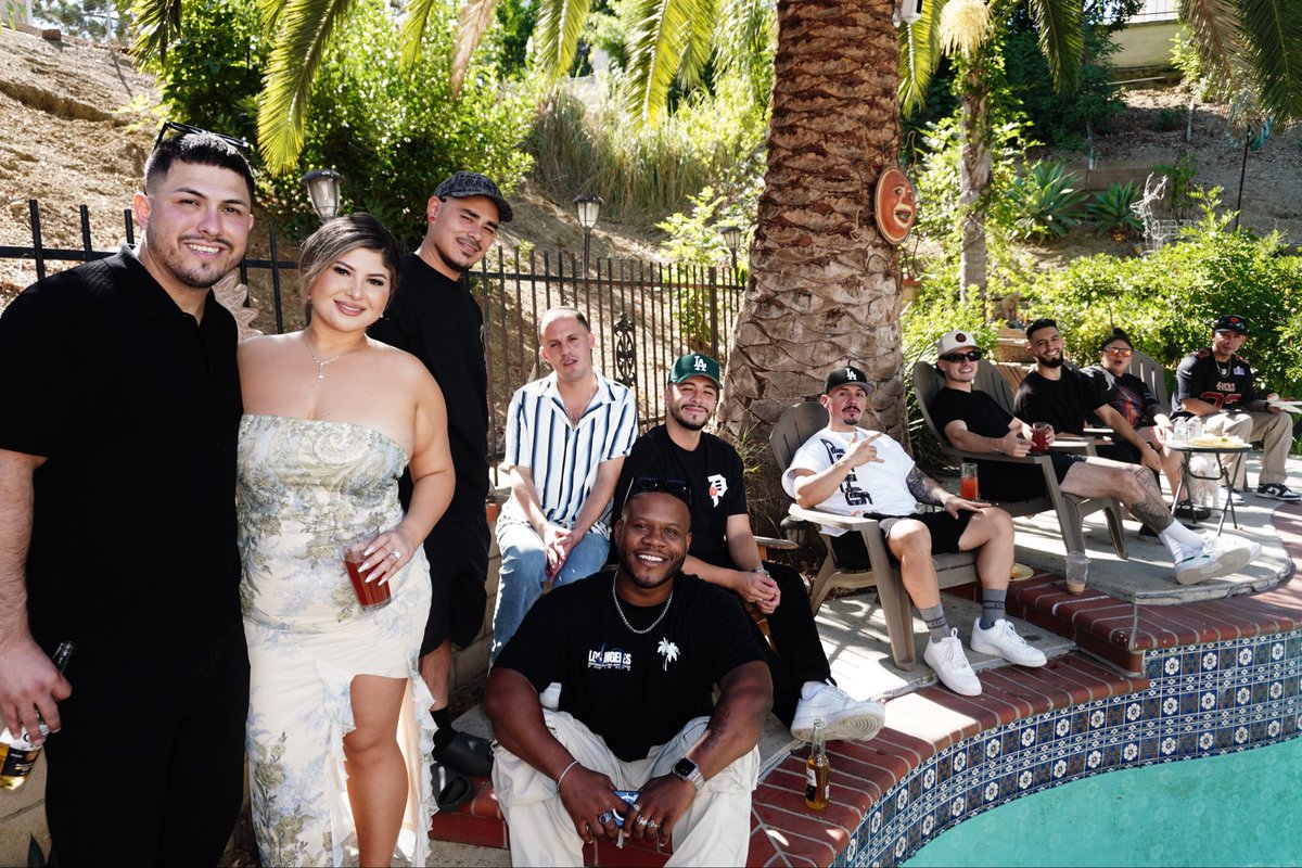 Lowkeyluxey's tweet image. Wedding after math w/ friends 😈