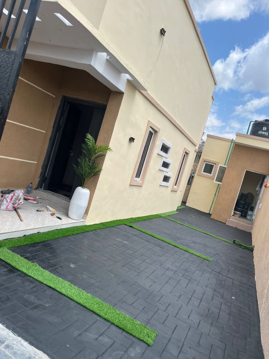 shedas00's tweet photo. *FOR SALE* 
Direct 
3 bedroom + sec house
*Price : 65m*
▪️Inside a well secured estate at Eleyele.
▪️Borehole 
▪️Close to main road eleyele (3 mins)
▪️2 security gate estate
▪️1.5kva solar system
▪️*Title doc: Approved building plan
▪️Red copy survey
▪️call 07030707496 https://t.co/VTqGFjZBLz