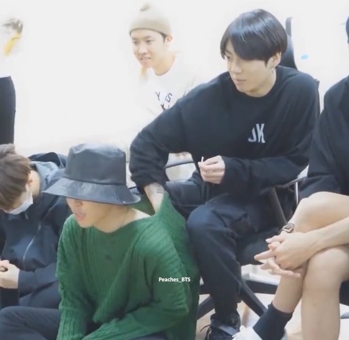AnaMaria_9795's tweet photo. Woooo 🫰🏻🫶🏻
#Jikook https://t.co/HFi3Mv27FD