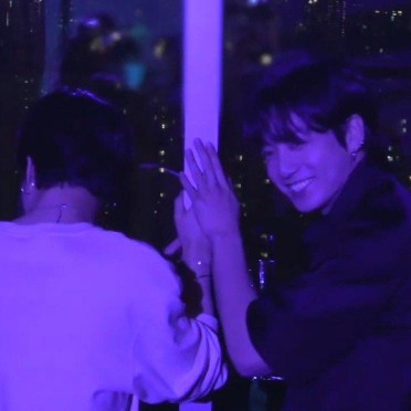 AnaMaria_9795's tweet photo. Woooo 🫰🏻🫶🏻
#Jikook https://t.co/HFi3Mv27FD