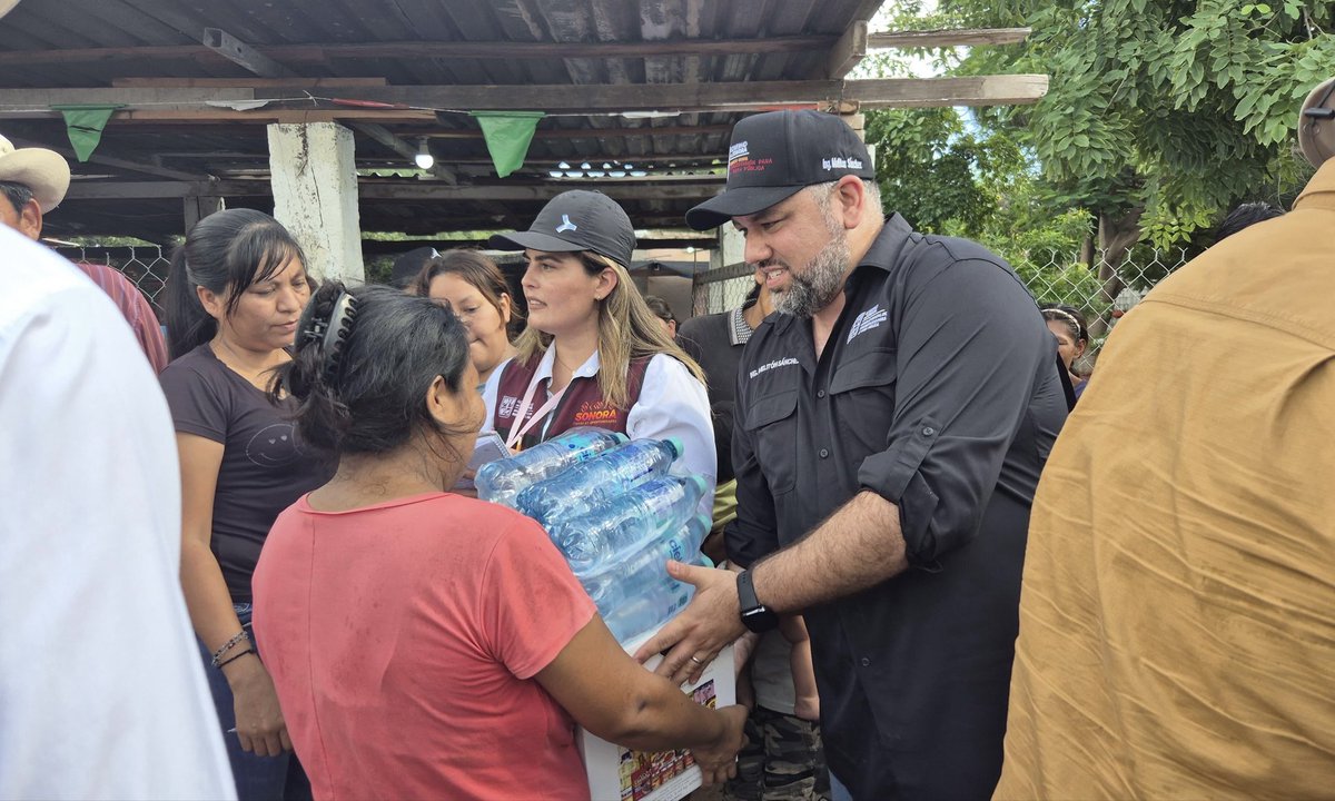 gobiernosonora's tweet photo. Por instrucción del Gobernador @AlfonsoDurazo , mantenemos el apoyo permanente a las familias afectadas por el paso del ciclón Raymond.

En coordinación con la Secretaría del Bienestar y el DIF Sonora, distribuimos suministros básicos en la comunidad de Estación Oroz, en Guaymas, para atender de manera inmediata sus necesidades más urgentes.

Seguimos trabajando para que ninguna familia sonorense enfrente sola los efectos de este fenómeno natural.

#SeguimosTransformando
#TierraDeOportunidades