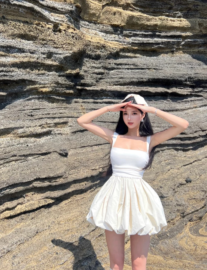 あの日の優しい風と海の音、今でも思い出せるよ。また行きたいな～✨
青い海と空がひときわ鮮やかで、ゆっくりとした時間が流れていくのが本当に気持ちいい。こんな場所にいるだけで、心も体もリラックスしちゃう😊